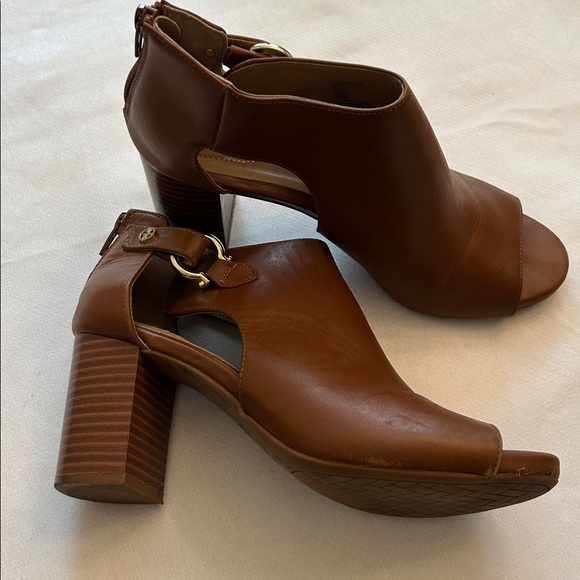 Women’s Leather Block Heel Peep Toe Shoe
little faded on the side of both shoes - Picture 2 of 8